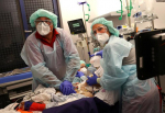 Các bác sĩ làm việc bên trong phòng chăm sóc bệnh nhân Covid-19 nặng tại Hanau, Đức (Ảnh: Reuters)